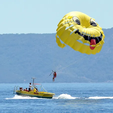 Beachfront With Wonderful Large Terrace * Makarska