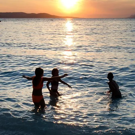 Beachfront With Wonderful Large Terrace Apartman