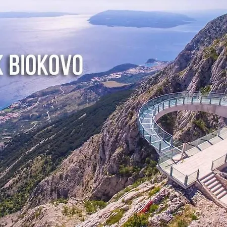 Beachfront With Wonderful Large Terrace Apartman Makarska