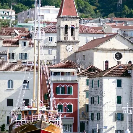 Beachfront With Wonderful Large Terrace Apartman Makarska