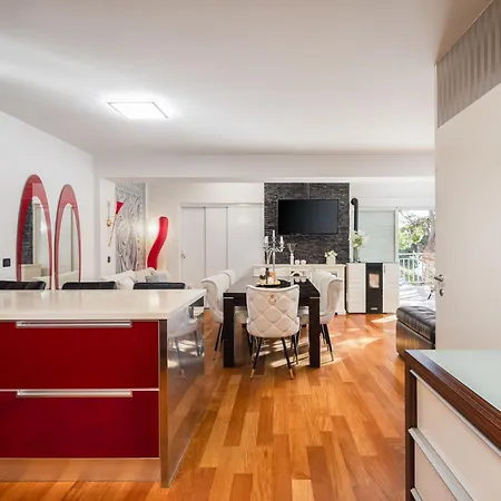 Beachfront With Wonderful Large Terrace * Makarska