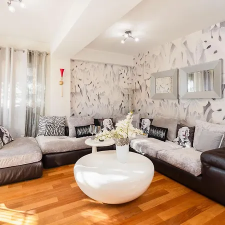 Beachfront With Wonderful Large Terrace Apartman Makarska