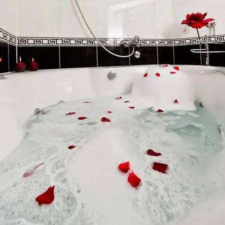 Beachfront With Wonderful Large Terrace Appartement Makarska