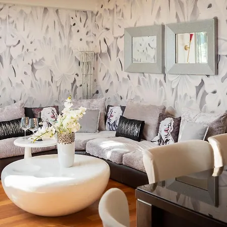 Beachfront With Wonderful Large Terrace Apartamento Makarska