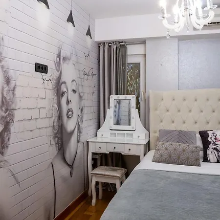 Beachfront With Wonderful Large Terrace Apartamento Makarska