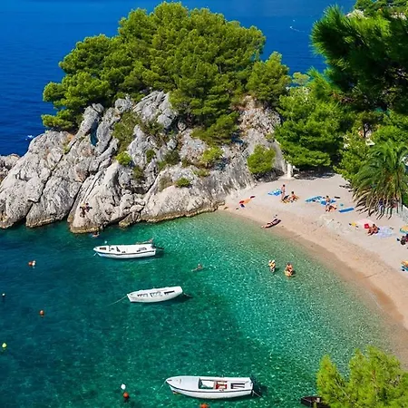 Beachfront With Wonderful Large Terrace Appartement Makarska