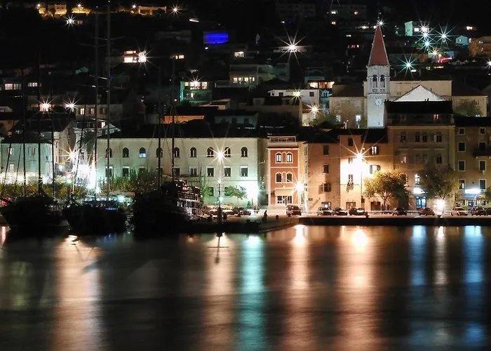 Beachfront With Wonderful Large Terrace * Makarska