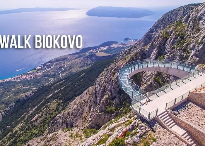 Beachfront With Wonderful Large Terrace Apartament Makarska