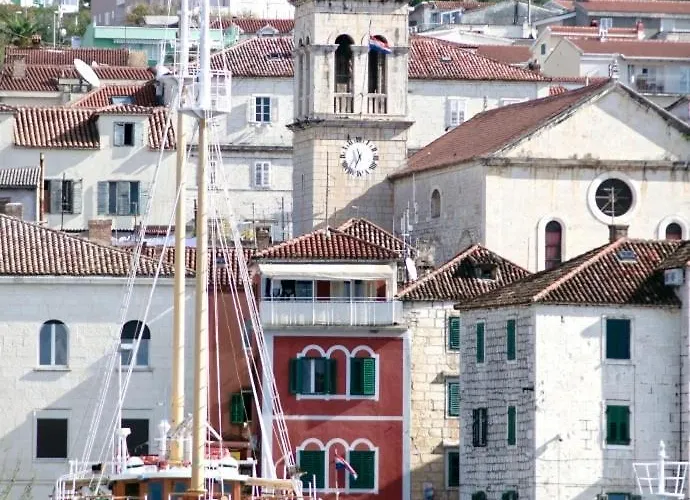 Beachfront With Wonderful Large Terrace Apartment Makarska