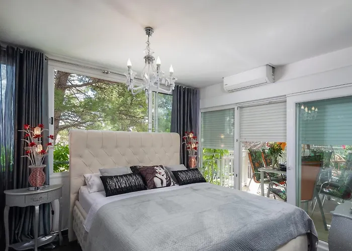 Beachfront With Wonderful Large Terrace Apartment Makarska