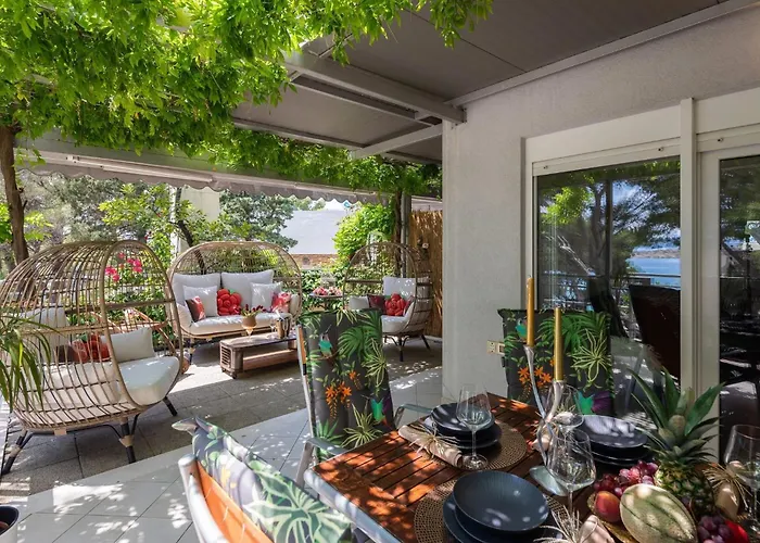 Beachfront With Wonderful Large Terrace Apartment Makarska