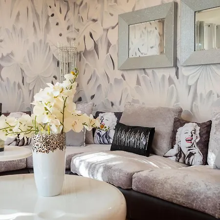 Beachfront With Wonderful Large Terrace * Makarska