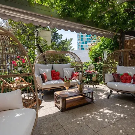 Beachfront With Wonderful Large Terrace Apartamento Makarska