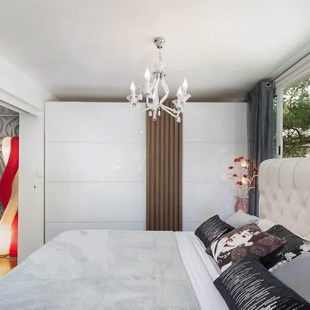 Beachfront With Wonderful Large Terrace * Makarska