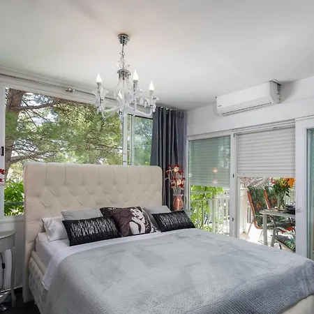 Beachfront With Wonderful Large Terrace Apartamento Makarska