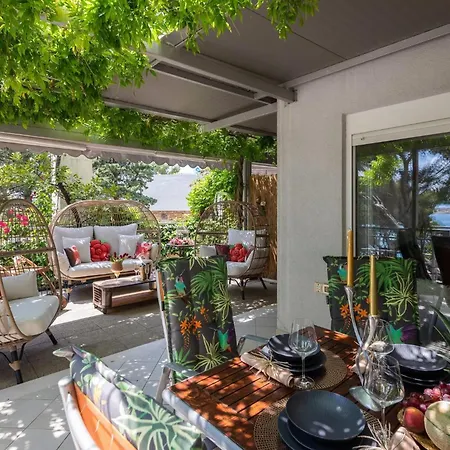 Beachfront With Wonderful Large Terrace Apartamento Makarska