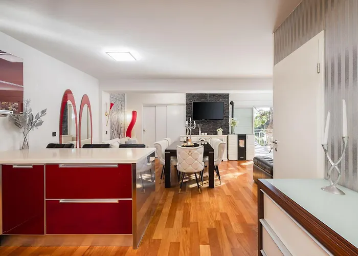 Beachfront With Wonderful Large Terrace * Makarska