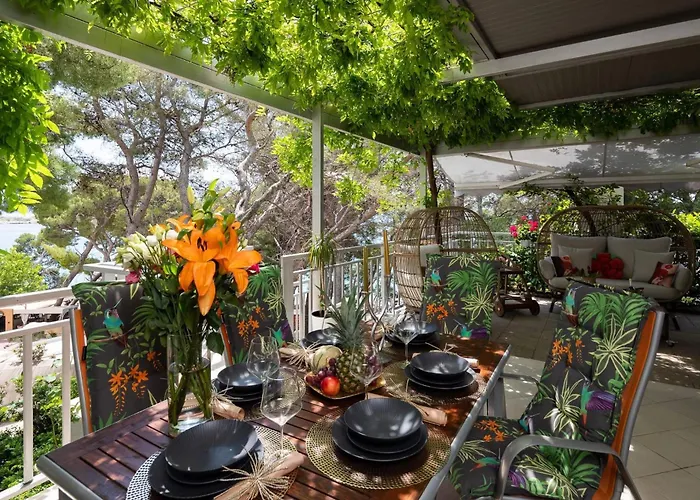 Beachfront With Wonderful Large Terrace Apartment Makarska